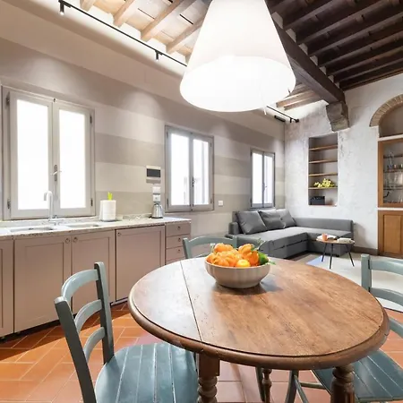 Guesthost - Santa Trinita Industrial Flat *